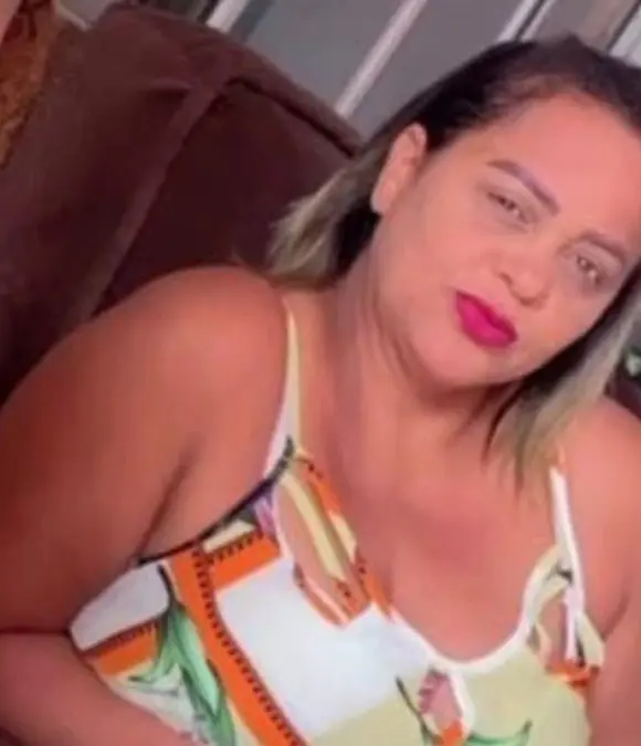 Imagem de uma mulher (Alessandra Moraes Ferreira, de 40 anos), assassinada por traficantes.