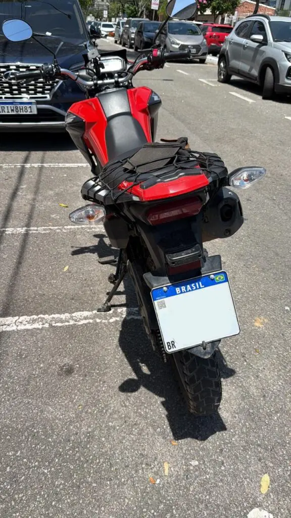 Imagem de uma moto estacionada em uma rua.