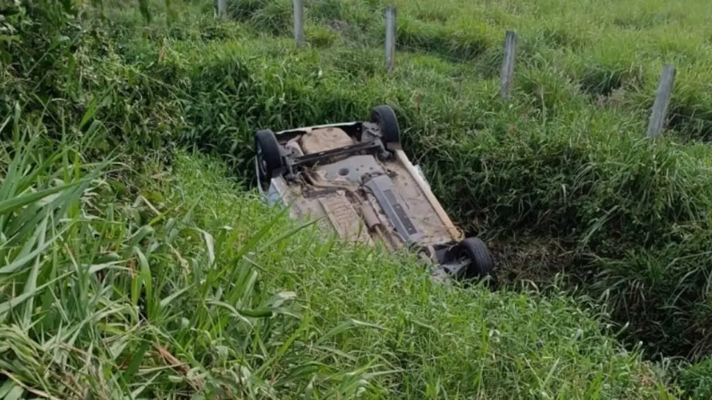 Mulher passa mais de sete horas ferida em mata após carro capotar na Serra