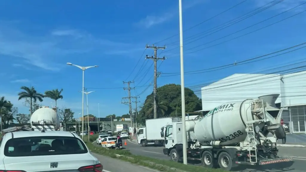 Motociclista morre e outra pessoa fica ferida após bater em poste na Serra Acidente provoca congestionamento na BR-101, na altura de Carapina, na Serra.