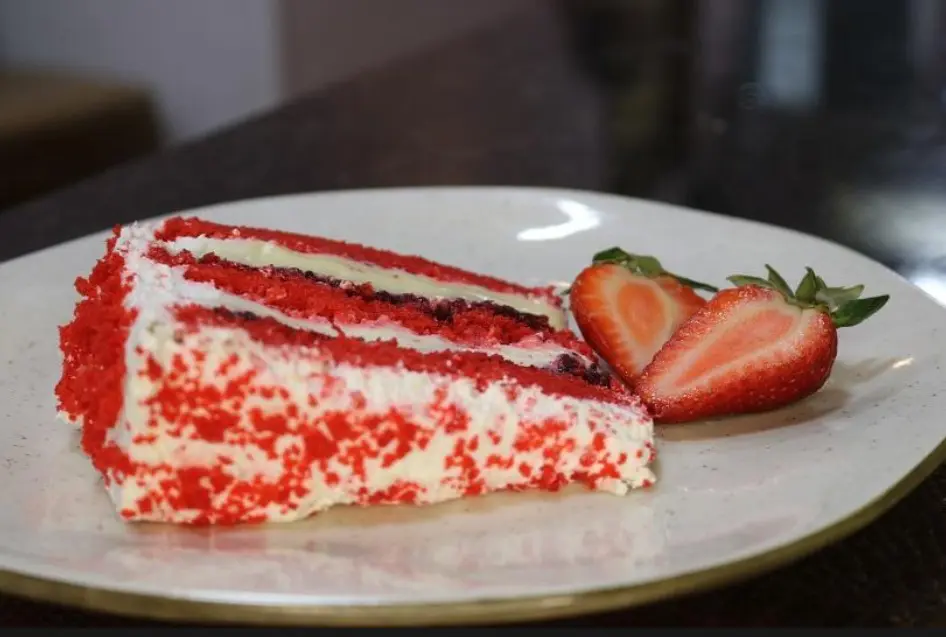 Imagem de uma fatia de bolo de morango.