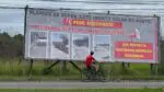 Outdoor instalado na Avenida Brasília pede solução para as ruas do bairro Planície da Serra, na Serra