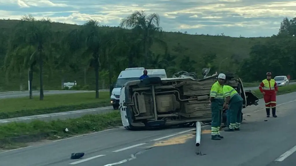Assaltantes armados perdem o controle de carro e capotam durante tentativa de fuga na Serra