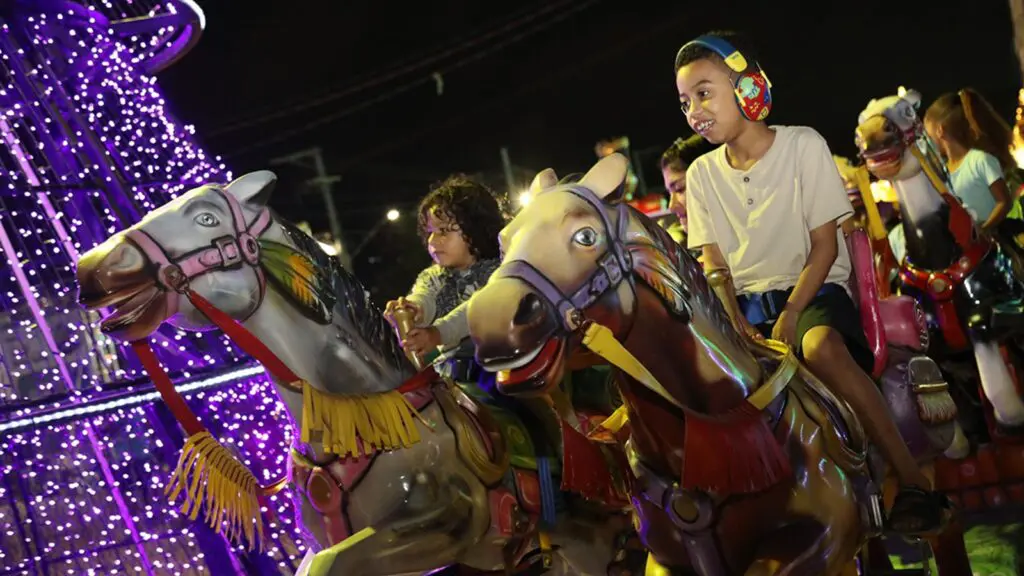Parque de Diversões da Vila de Natal de Cariacica atrai visitantes de outras cidades Vila de Natal de Cariacica: roda-gigante, trenzinho e carrossel com acesso gratuito