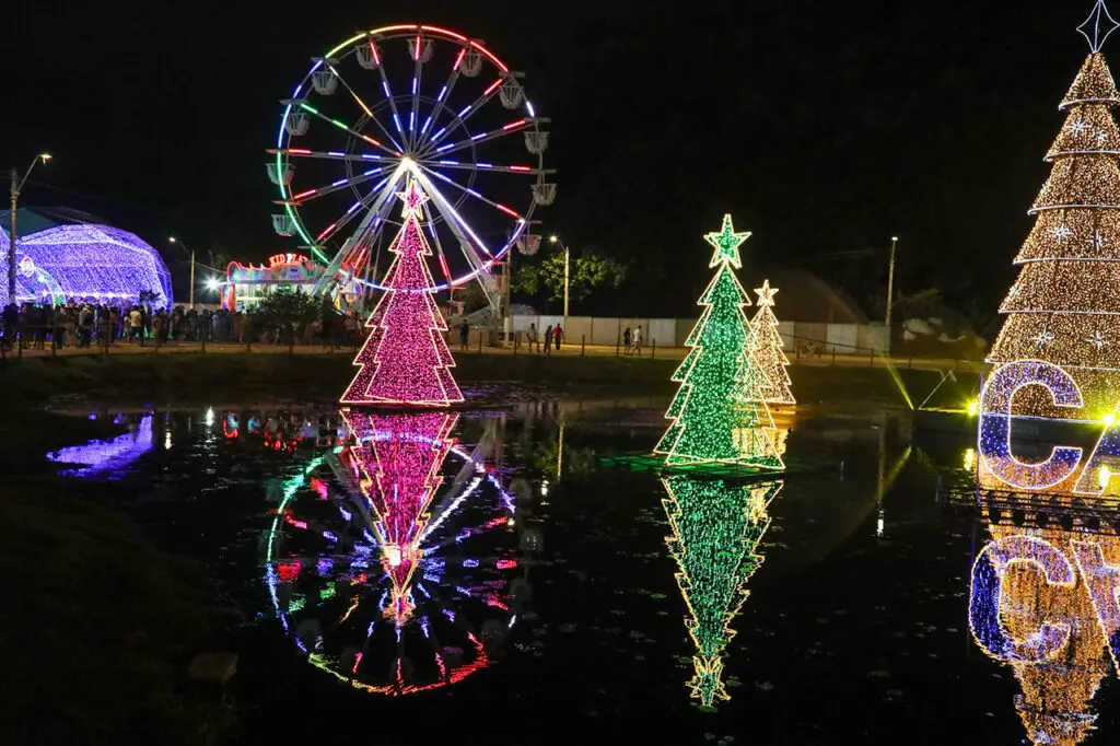 Roda-gigante iluminada na Vila de Natal, em Nova Brasília, em Cariacica.