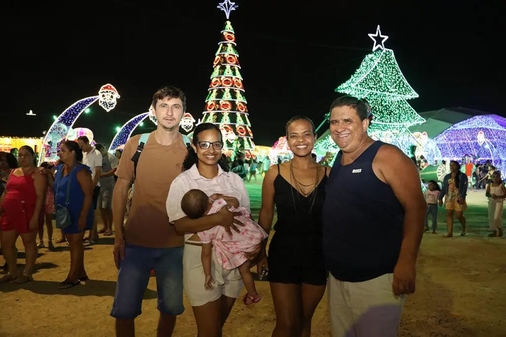Famílias visitam o parque gratuito na Vila de Natal de Cariacica