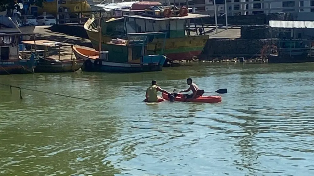 Equipe do Salvarmar da Serra realiza buscas na foz, próximo à Praça Encontro das Águas, em Jacaraípe, na Serra.