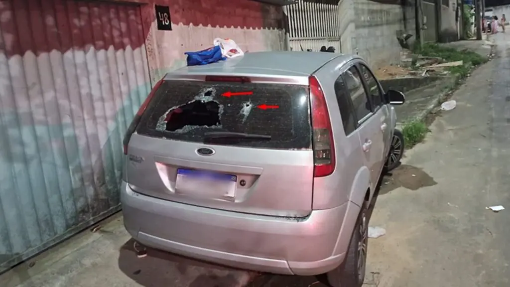 O carro utilizado pelos criminosos durante a perseguição no bairro Cidade Pomar na Serra.