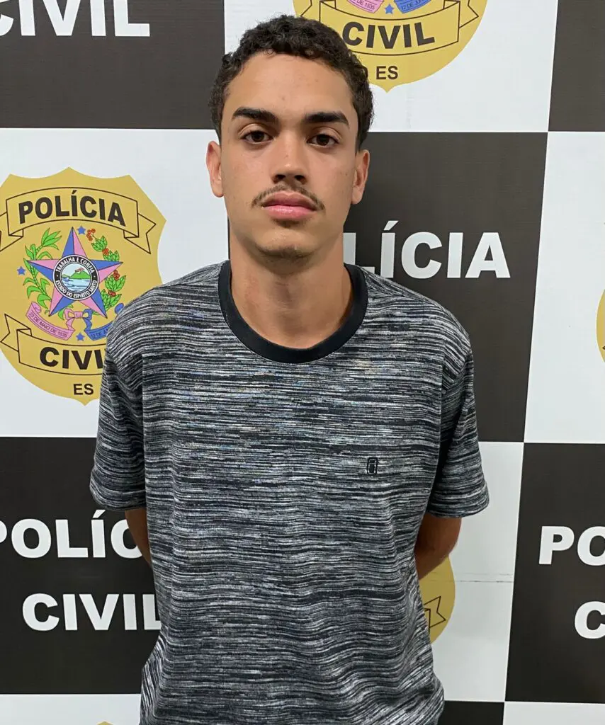 Imagem de um homem com as mãos para trás (Samuel Cararo de Paula, de 19 anos) 