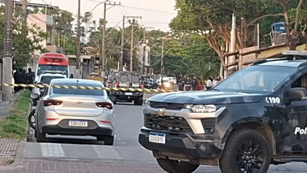 PM isola quarteirão e negocia; refém é liberada; adolescente é contida após exibir facas, navalha, martelo e barras metálicas