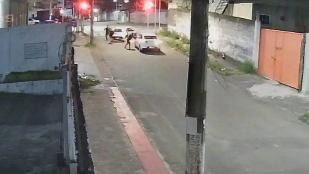 Vídeo: motorista passa por momento de terror durante tentativa de assalto na Serra Motorista vive momento de terror em possível tentativa de assalto na Serra