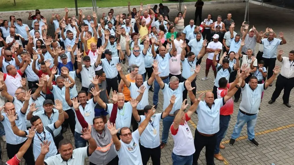 Greve de ônibus é cancelada após acordo com rodoviários na Grande Vitória Acordo dos rodoviários na Grande Vitória: reajuste, tíquete e jornada