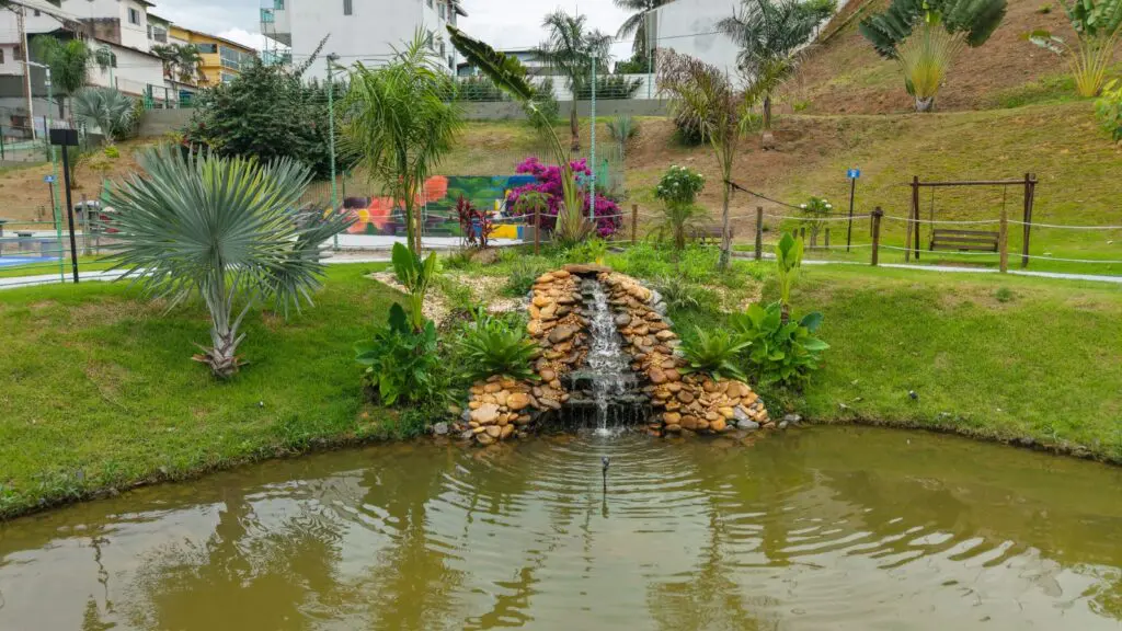 Imagem de uma lagoa localizada no Parque da Biquinha localizado em Cariacica.