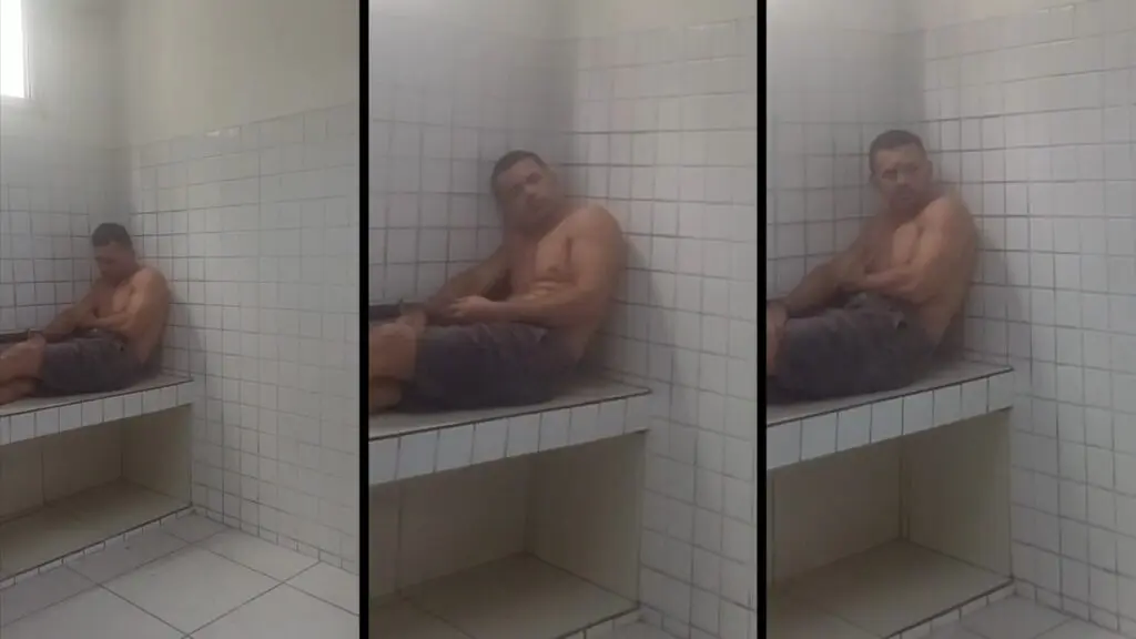 Vereador Fred do PDT sentando no banco da Delegacia Regional da Serra