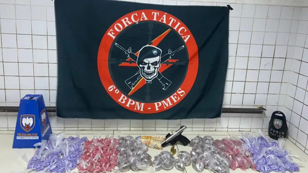 Confronto entre traficantes e PM termina com suspeito baleado e grande apreensão de drogas na Serra