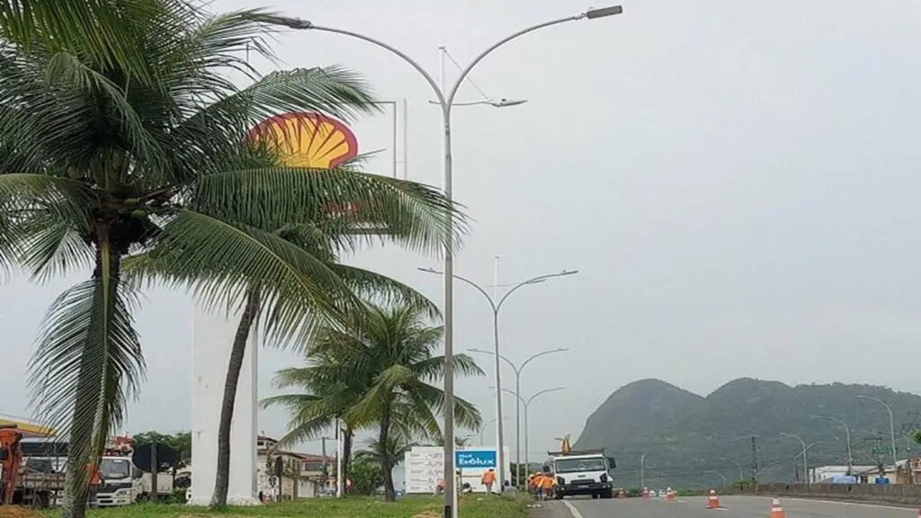 Serra começa a instalar “postes salva-vidas” na Avenida Mestre Álvaro