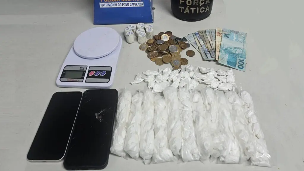 Perseguição da PM termina com apreensão de drogas e trio detido na Serra