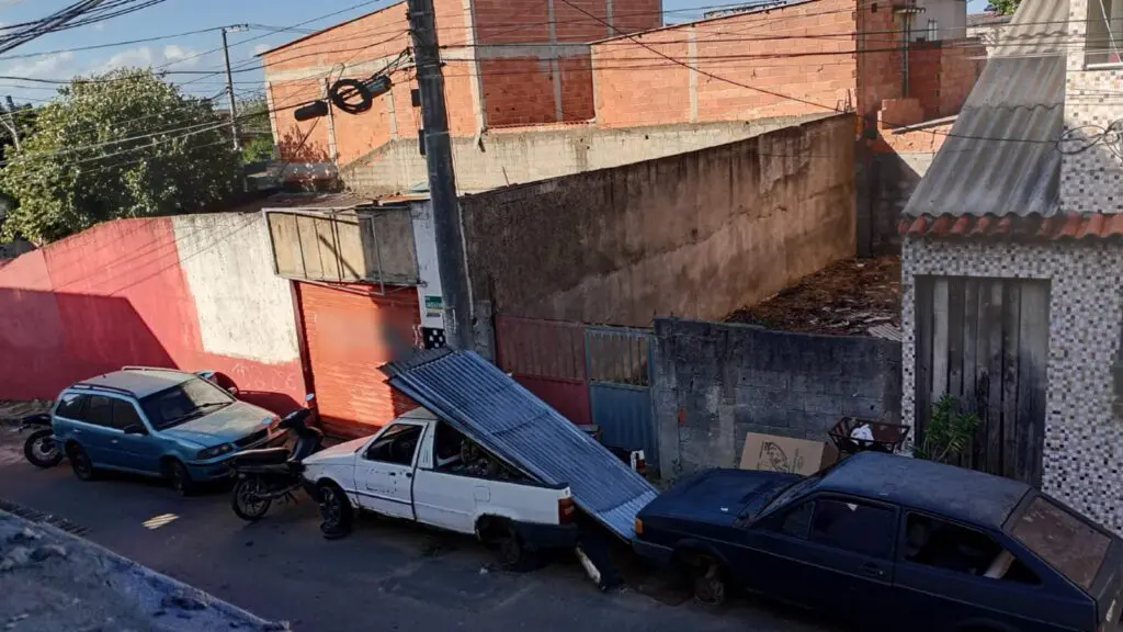 Morador reclama de carros abandonados na rua há anos na Serra Morador denunciam suposta oficina irregular e abandono de veículos em rua na Serra