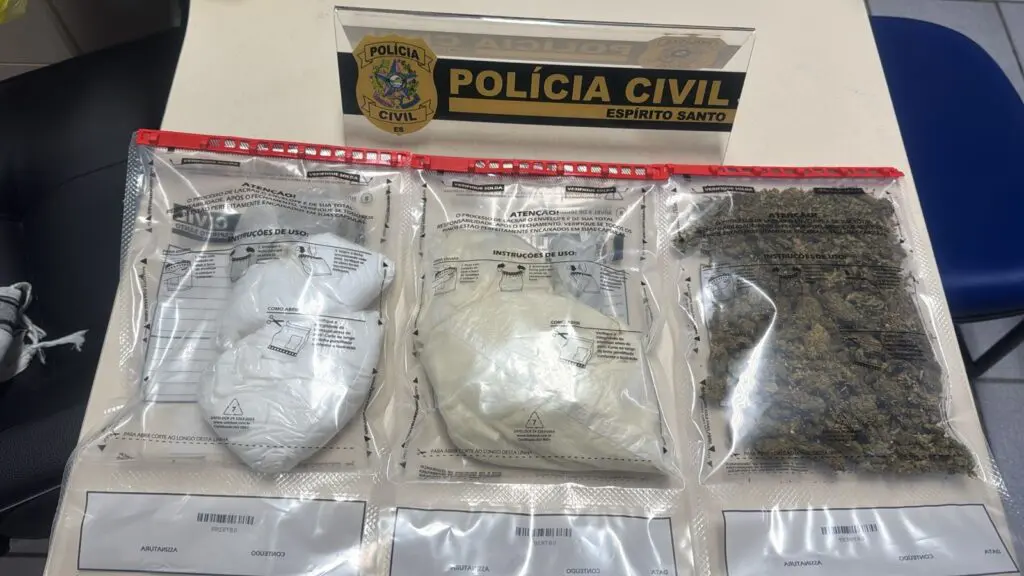 Imagem de três sacos com drogas sobre uma mesa.