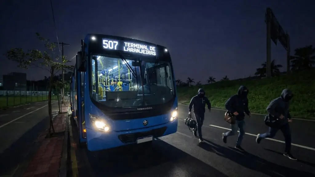 Assaltantes armados com facões fazem a limpa em passageiros de ônibus na Serra Passageiros vivem momentos de terror durante assalto a ônibus na Serra