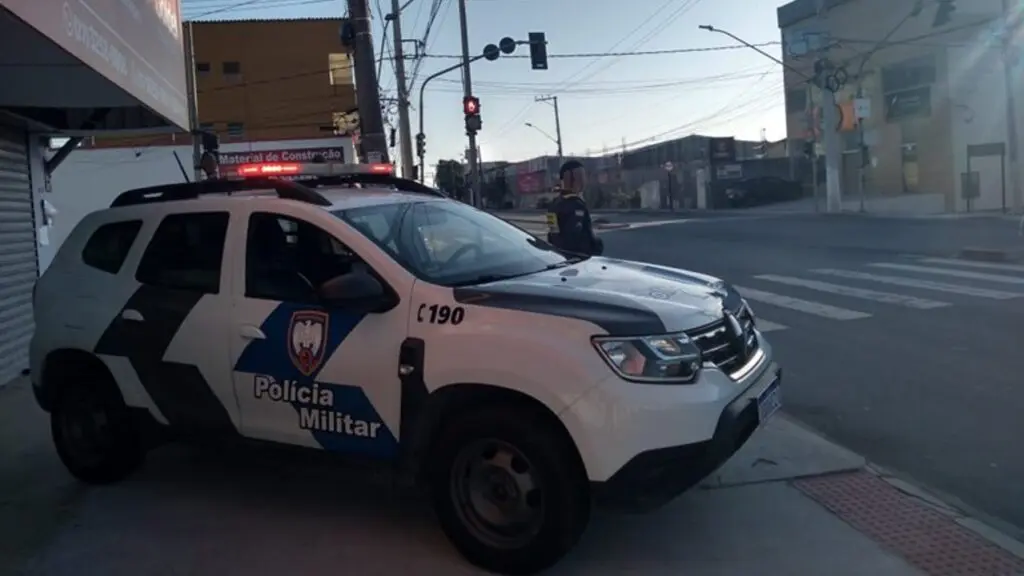Polícia Militar localiza celulares roubados, arma e granada durante vistoria em loja na Serra