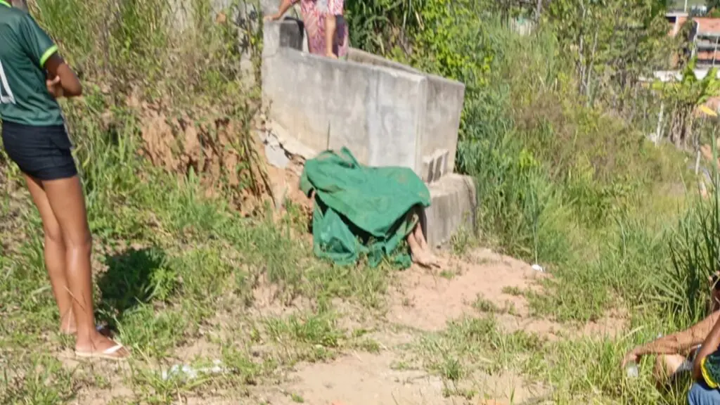 Área de mata no Planalto Serrano, Bloco B, Serra, onde corpo de jovem foi encontrado e cena preservada pela PMES