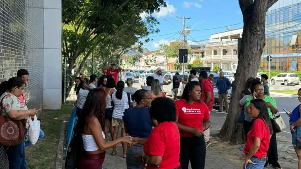 Protesto de terceirizados da Speed Serv na Prefeitura da Serra por salários atrasados e tíquete