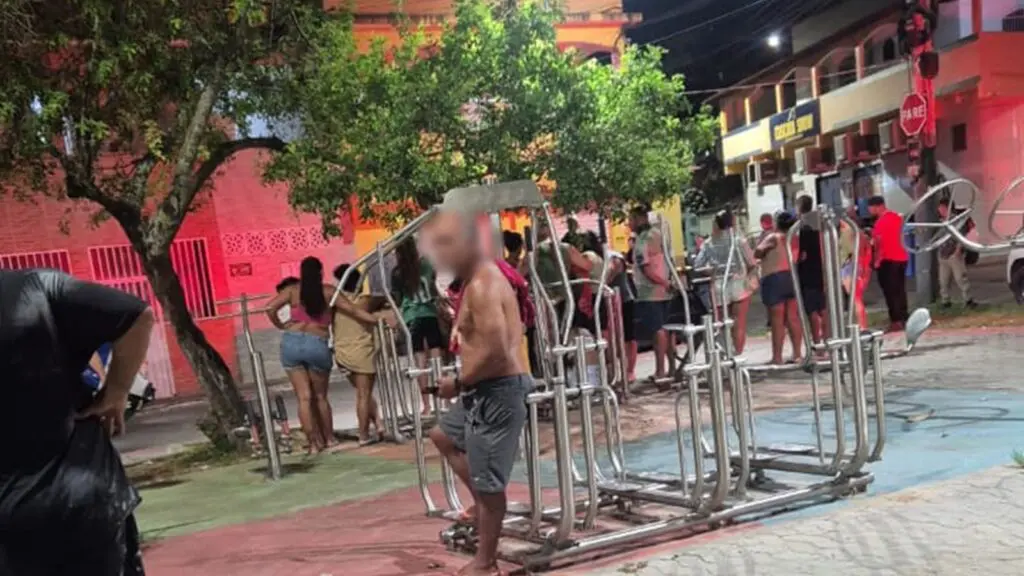 O cenário do crime ficou repleto de curiosos, no bairro Cascata na Serra.