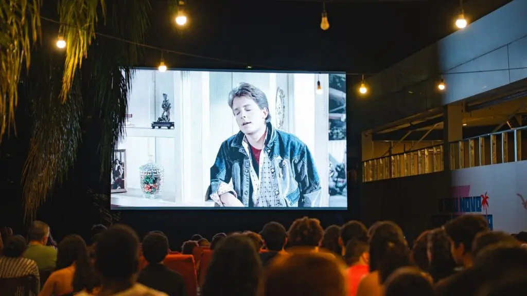 Festival de cinema ao ar livre na Serra terá sessões gratuitas no shopping Mestre Álvaro