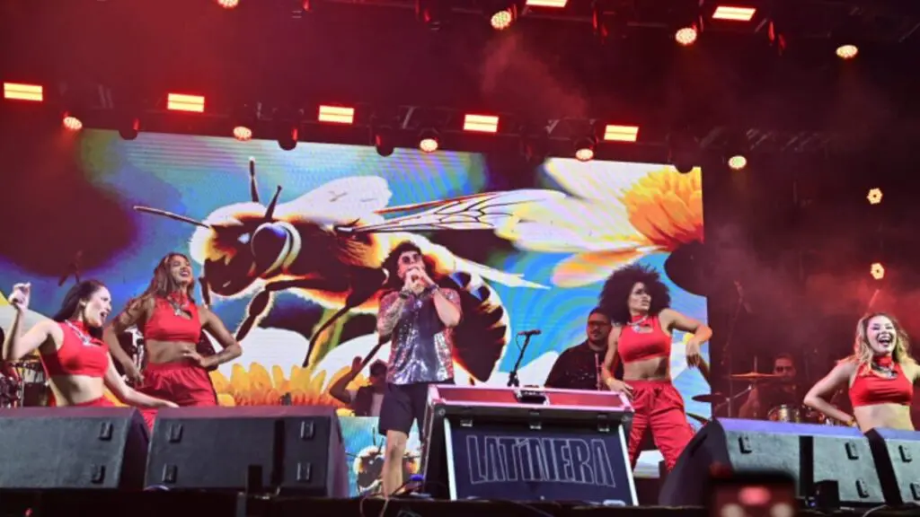 Penúltima noite da Arena de Verão lota Camburi e evento se despede neste domingo