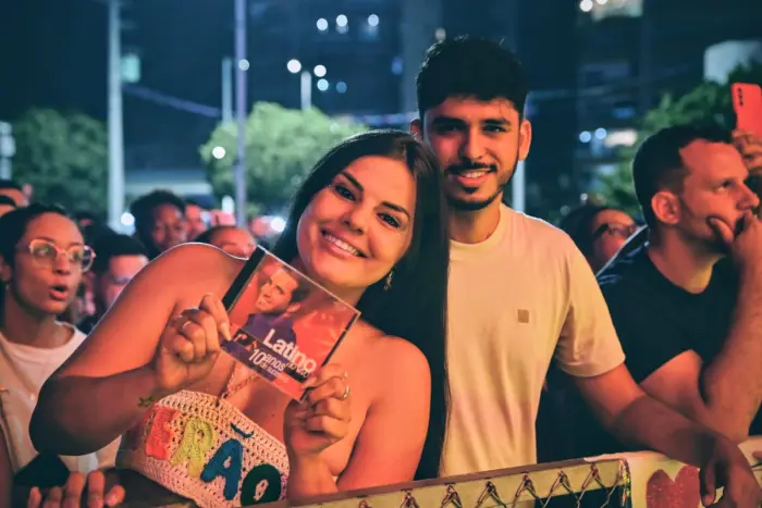 Imagem de uma multidão assistindo a um show do cantor Latino.