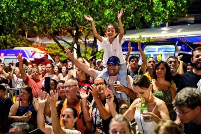 Imagem de uma multidão assistindo a um show.