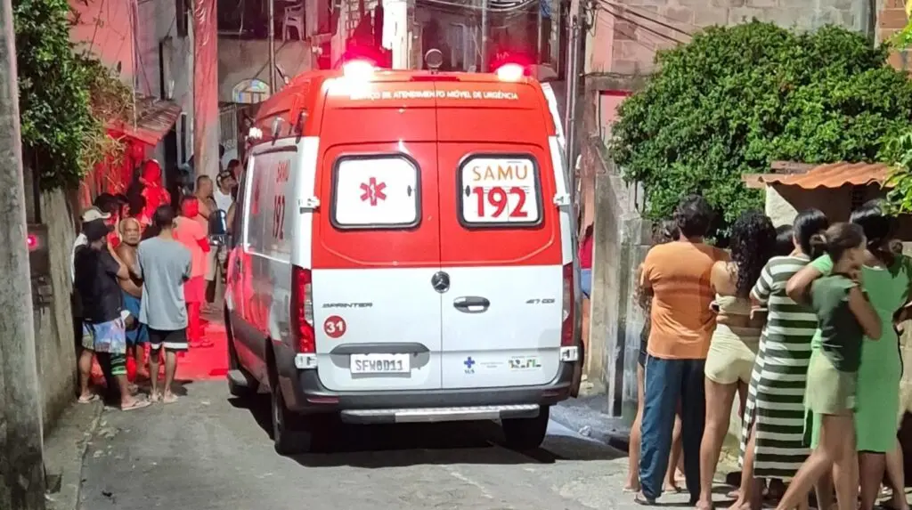 Multidão e ambulância do SAMU em Santo Antônio, na Serra, após ataque a tiros que deixou mortos e feridos