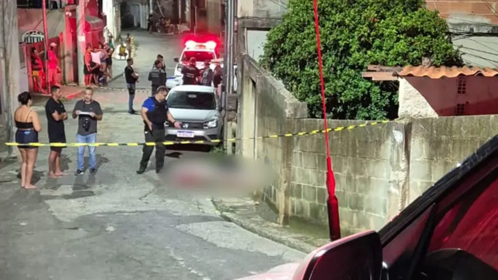 Local isolado em Santo Antônio com investigadores da PCES e peritos da Polícia Científica durante perícia ao lado do corpo