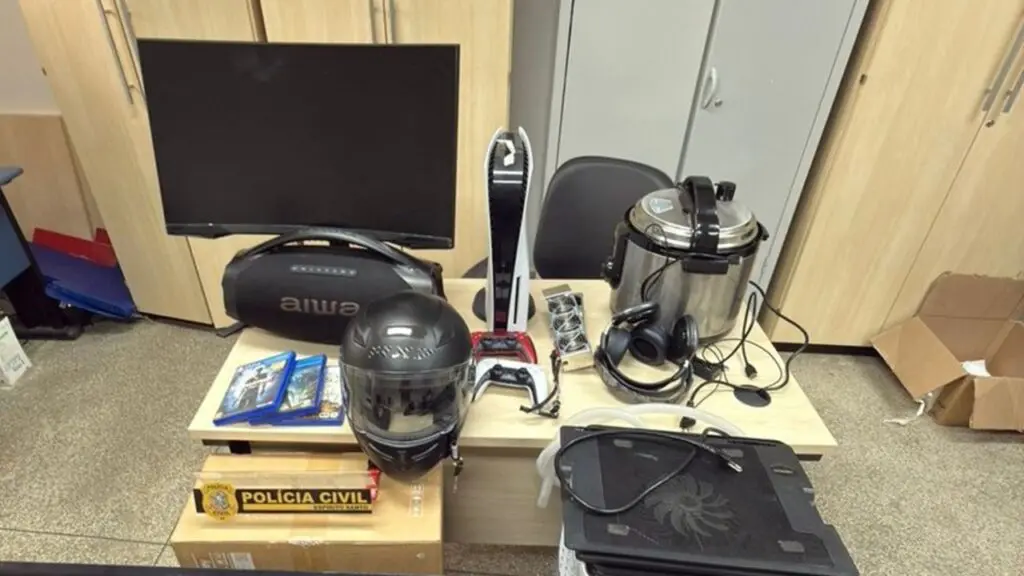 Diversos produtos eletrônicos sobre uma mesa. 