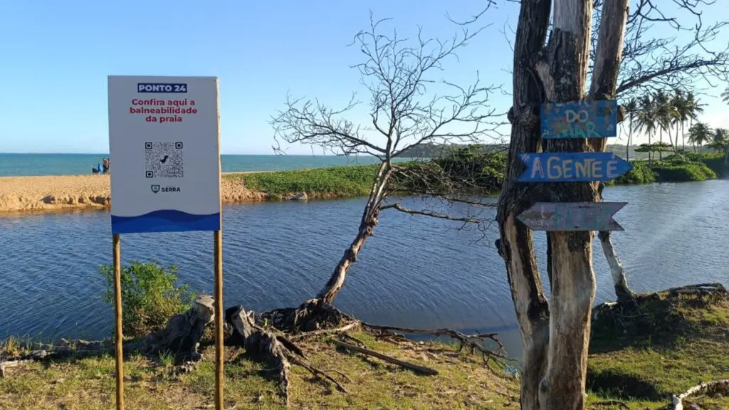 Placa de balneabilidade localizada na Lagoa de Carapebus, na Serra.