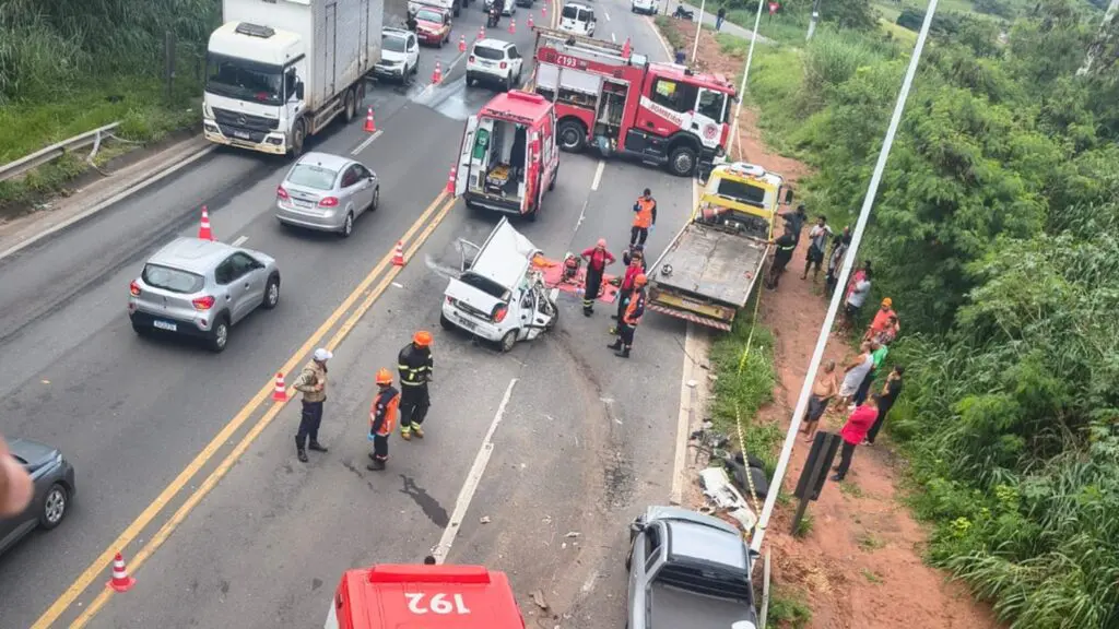 Mulher de 46 anos morre e marido e filha ficam graves em batida na Avenida Mestre Álvaro, em Campinho da Serra.