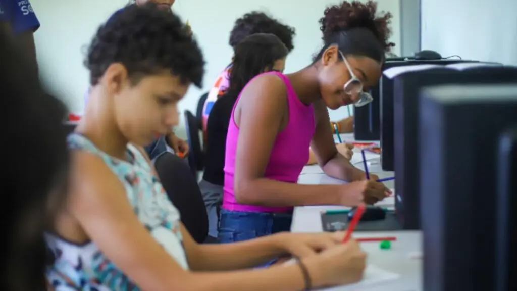 Inscrições abertas para curso gratuito de inglês nos CMJs da Serra