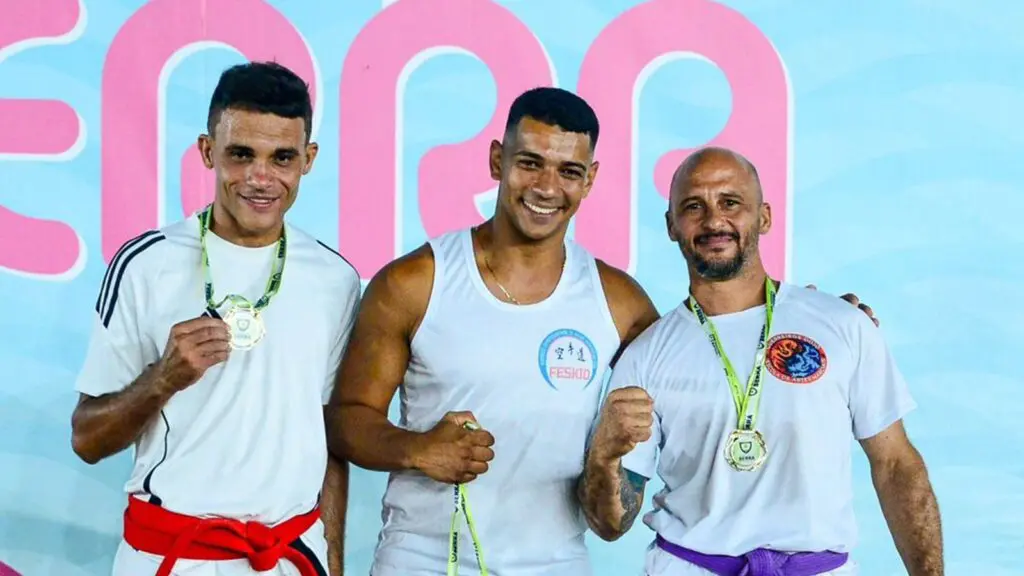 Beach Karatê reúne atletas na Arena Jacaraípe e destaca projeto social com 80 alunos Sensei Neto acompanha alunos do projeto social no Beach Karatê na Arena Jacaraípe, na Serra