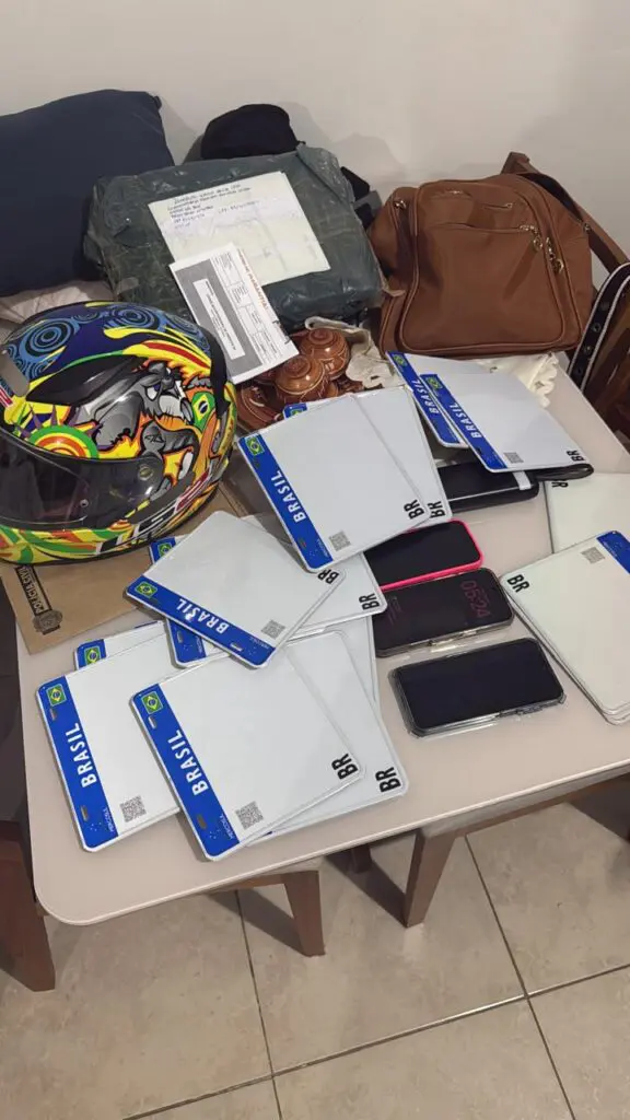Placas “virgens”, celular e veículos apreendidos na Operação Placa Fantasma durante buscas em bairros da Serra