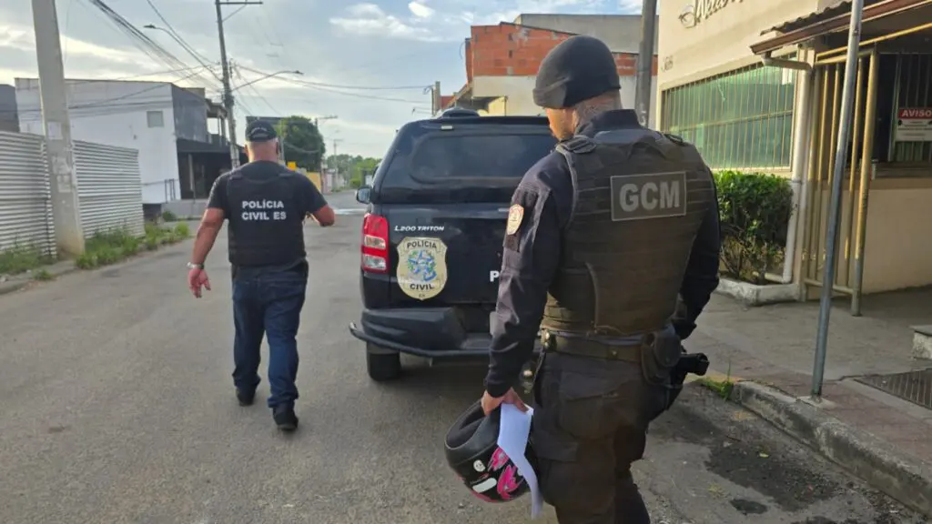 Casal preso na Operação Placa Fantasma após mandados na Serra; investigação apura adulteração de placas veiculares