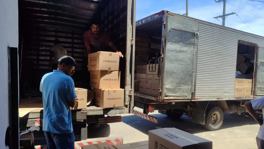 Prefeitura de Cariacica conclui entrega de kits escolares antes do início das aulas