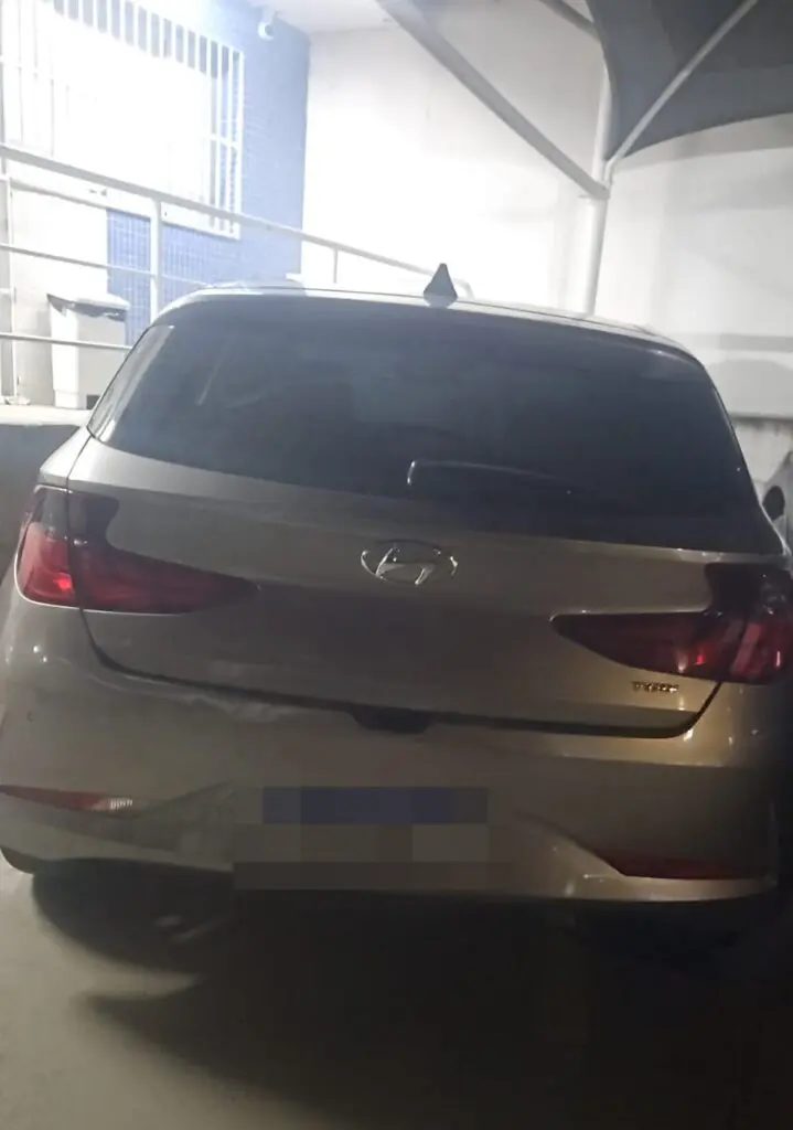 Um veículo Hyundai estacionado.