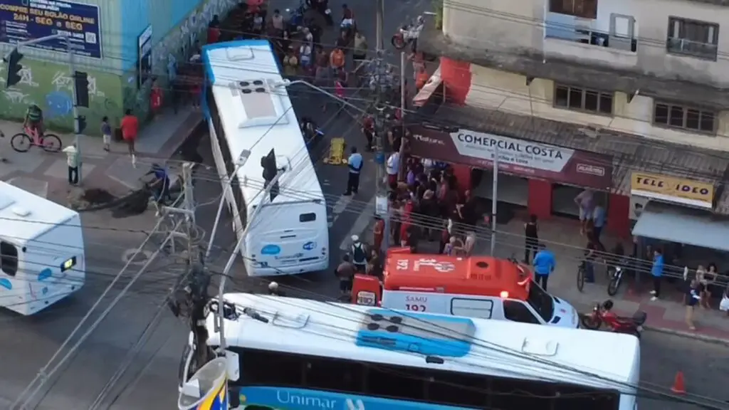 SAMU atende ciclista atropelado por ônibus Transcol na Serra na Avenida Brasil, em Novo Horizonte