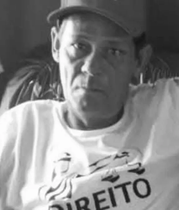 Foto de um idoso de boné (Milton Gonçalves da Silva, de 62 anos).