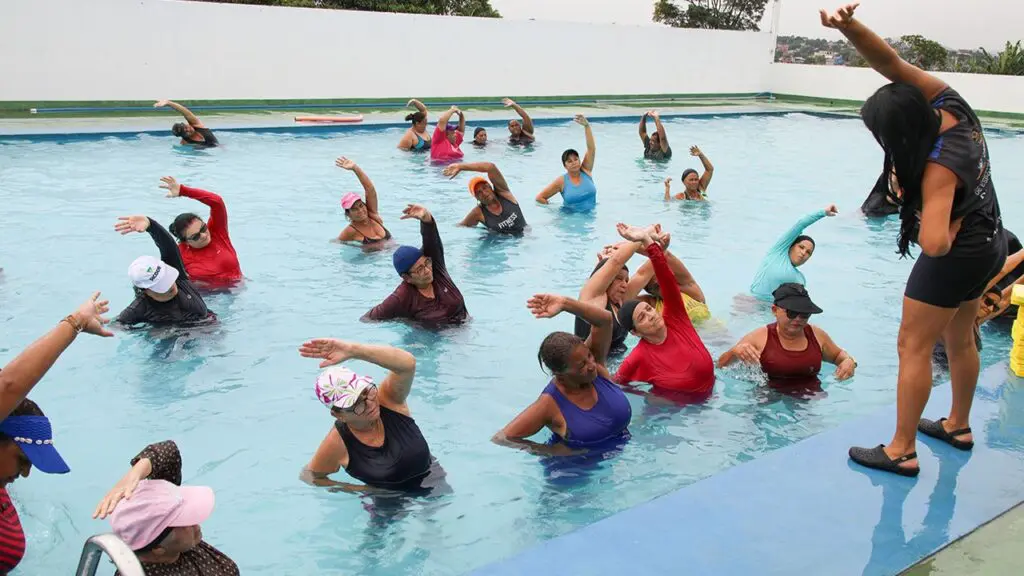 Cariacica Saudável promove inclusão com aulas de hidroginástica para idosos