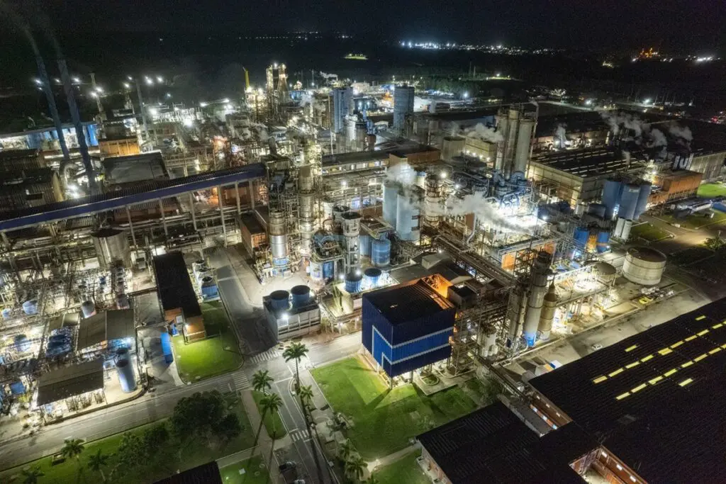 Imagem aérea da empresa Suzano localizada em Aracruz, uma área grande com várias fábricas interligadas.