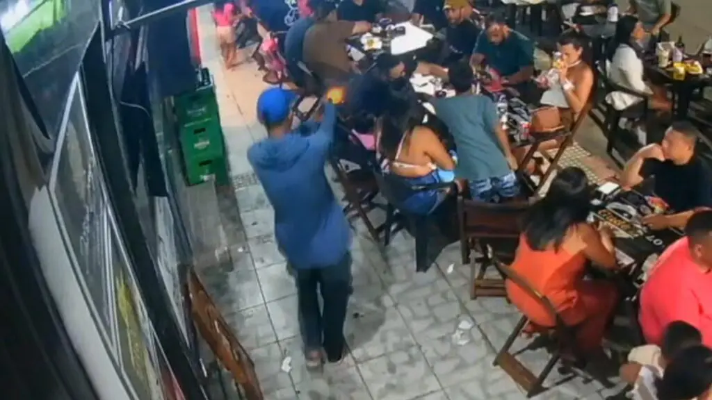 Vídeo: homem é executado em bar lotado de clientes em Jardim Tropical Crime em bar de Jardim Tropical deixou clientes em pânico