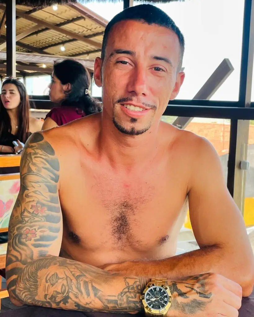 Homem é baleado dentro de casa e morre dentro de carro em posto de gasolina na Serra