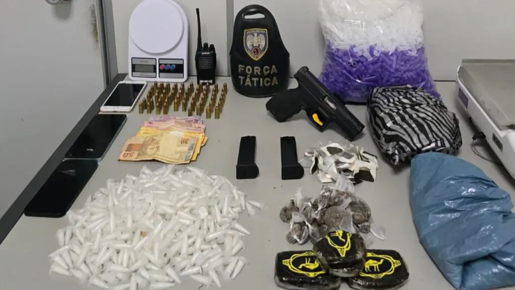 Suspeitos são flagrados embalando drogas após tentativa de fuga na Serra